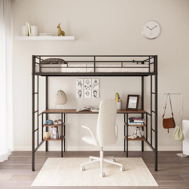Lit mezzanine en métal pour deux personnes avec table intégrée, étagères de rangement, garde-corps et échelles