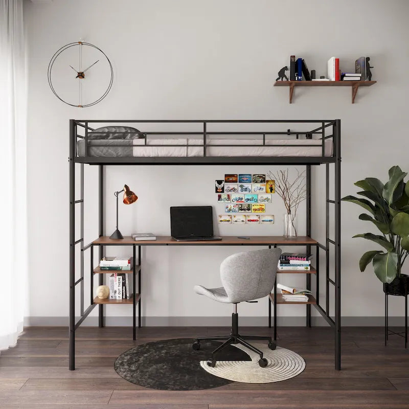 Lit mezzanine en métal pour deux personnes avec table intégrée, étagères de rangement, garde-corps et échelles